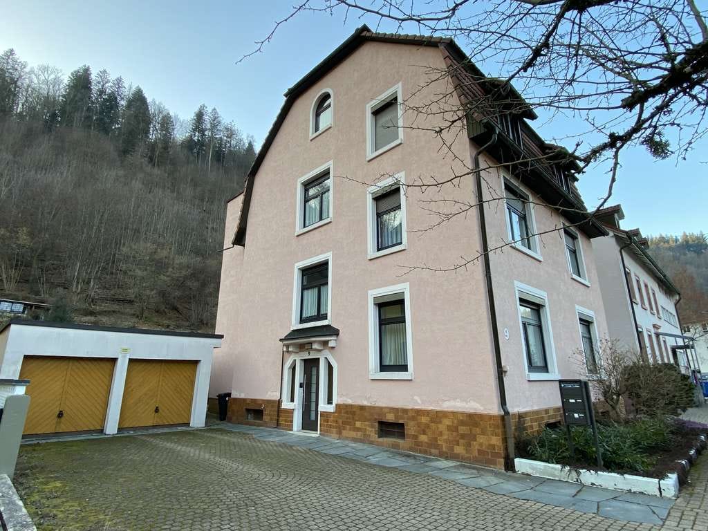 Immobilie in Zell im Wiesental - In Ortsrandlage: interessantes Dreifamilienwohnhaus mit Doppelgarage auf einem ebenen Grundstück ! - Bild 1