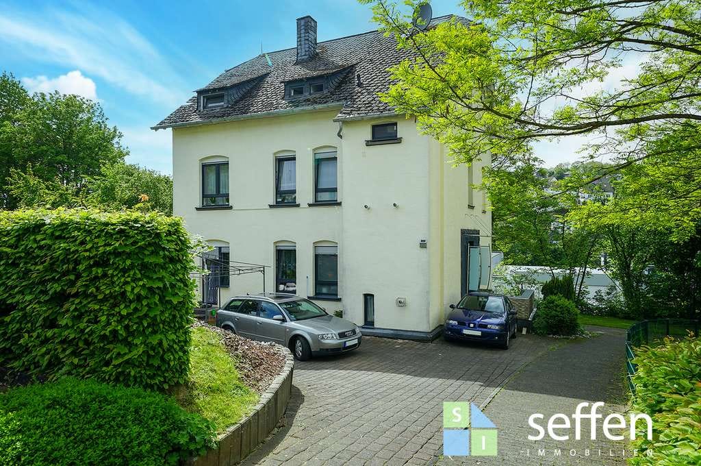 Immobilie in Olpe - Mitten in Olpe & im Grünen gelegen: Voll-vermietetes, charmantes Altbau-3FH bietet sicheres Invest - Bild 0