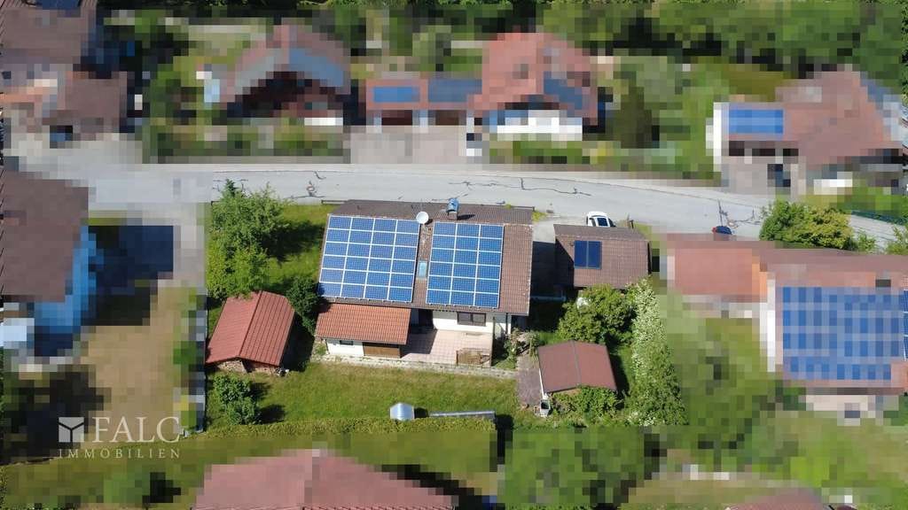 Immobilie in Johanniskirchen - Attraktives Einfamilienhaus mit Doppelgarage, PV-Anlage und ausgebautem Keller - Bild 2