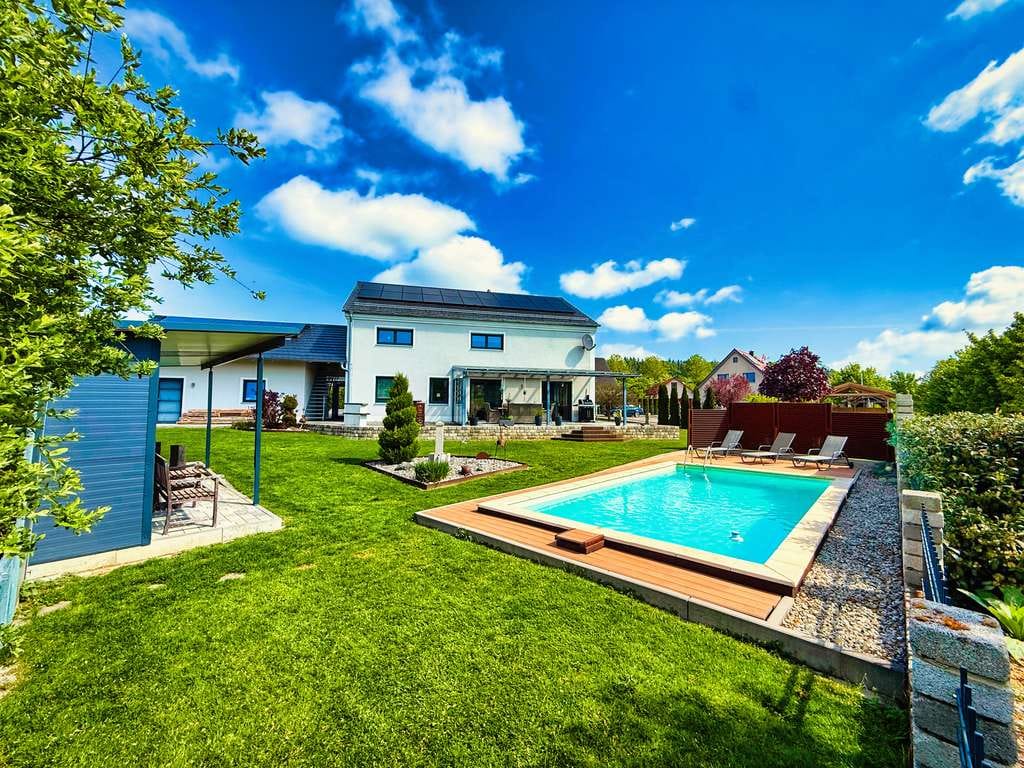 Immobilie in Rennertshofen - Exklusives Wohnen mit unverbaubarem Weitblick – stilvolles Familienanwesen mit Pool in Rennertshofen - Bild 0
