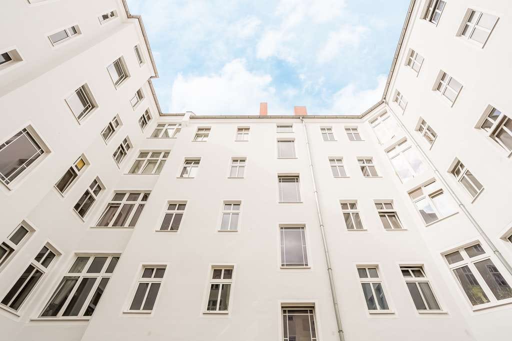 Immobilie in Berlin - Preisnachlass sichern auf  vermietete 4-Zimmerwohnung mit Terrasse & Wannenbad nahe Boxhagener Kiez - Bild 4