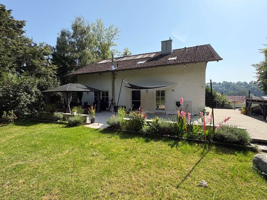 Immobilie in Landau an der Isar - Für Kapitalanleger und Eigennutzer!! 3-Parteienhaus in traumhafter Höhenlage von Landau a.d. Isar - Bild 1