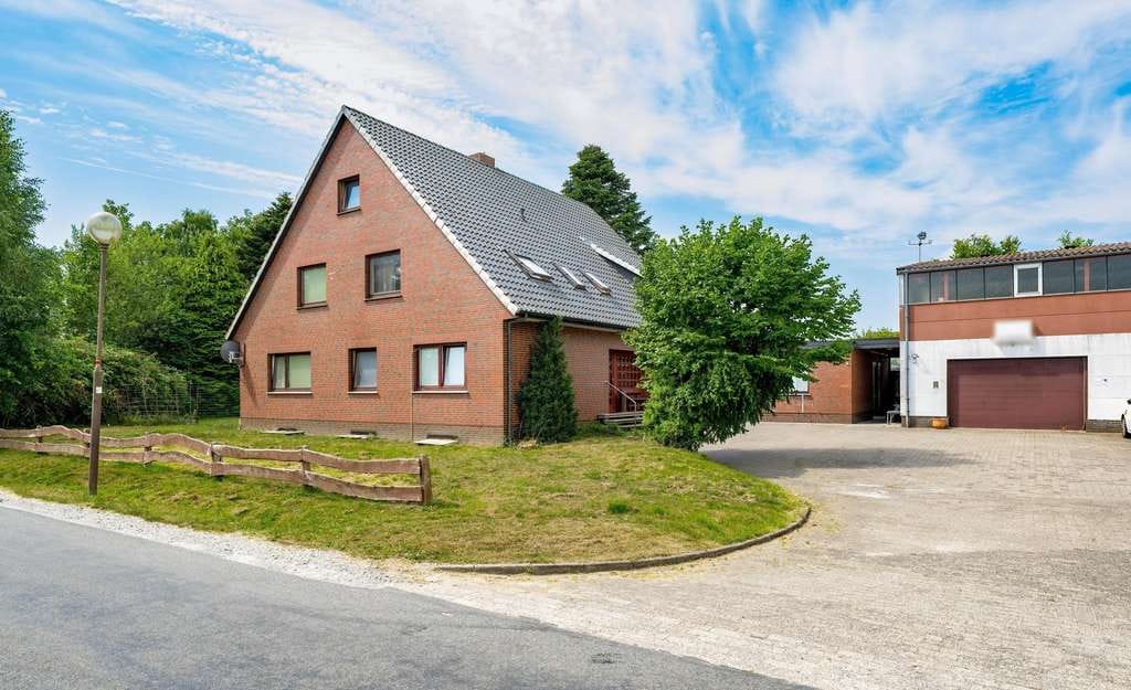 Immobilie in Lemwerder - Vielseitige Immobilie mit Halle in direkter Nähe zu den Werften – perfekt für Monteursunterkünfte - Bild 0