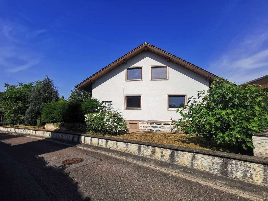 Immobilie in Königsbach-Stein - Viel Platz für die große Familie - 2 Familienhaus in begehrter Lage - Bild 1