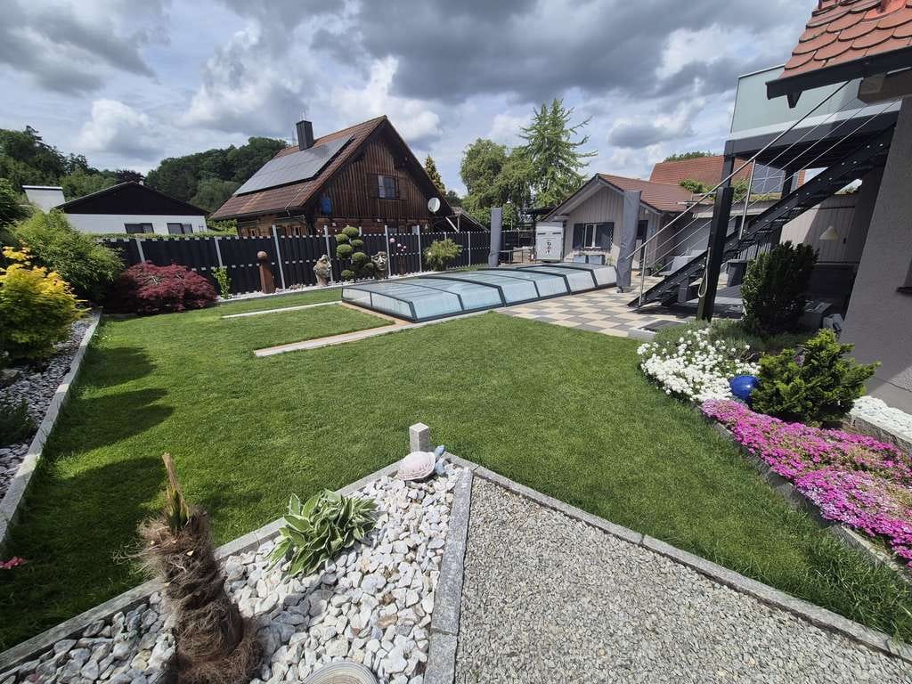 Immobilie in Kühlenthal - Exklusives Zweifamilienhaus in Top-Zustand mit Salzwasserpool, 2 Doppelgaragen - Bild 1