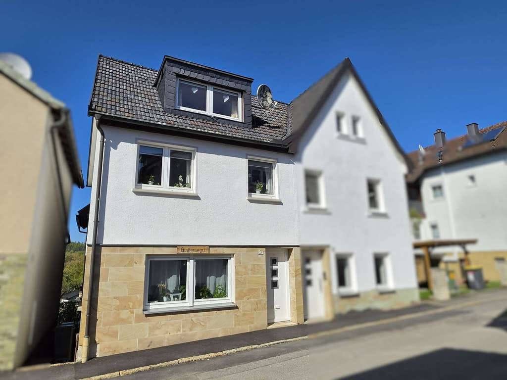 Immobilie in Rödental - Gepflegte helle Doppelhaushälfte mit Wohlfühl-Garten & extra-hohem Doppelcarport - Bild 0