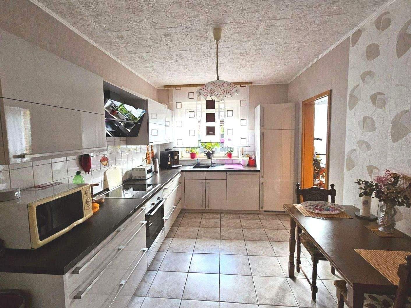 Immobilie in Löningen - Auf der Lage! Erdgeschoss! Gepflegte Wohnung mit überdachter Terrasse und schönem Garten mit Gartenhütte! 4 ZKB mit EBK, HWR und PKW-Stellplatz! - Bild 1