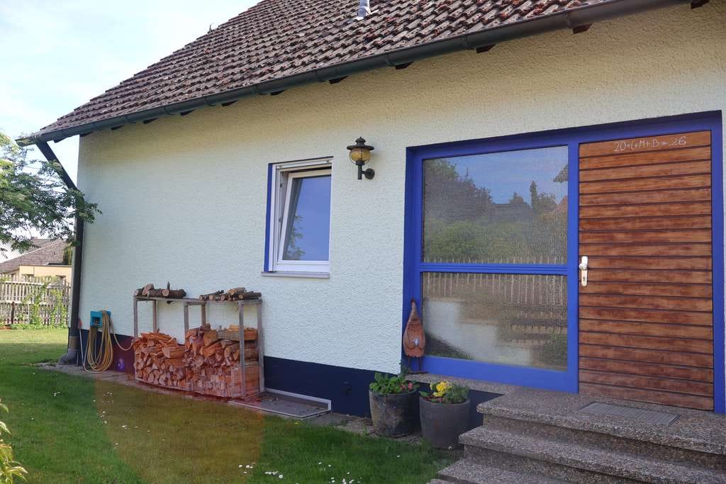 Immobilie in Wettstetten - Großzügig angelegtes Wohnhaus 2 Offene Kamine Sauna und Dusche im Keller Großzügige Terrasse - Bild 2