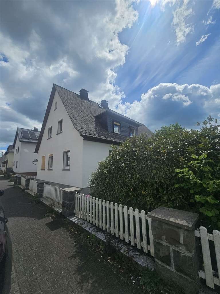Immobilie in Bad Endbach - Gepflegtes Zweifamilienhaus mit großem Grundstück, Weitblick und vielseitigem Potenzial - Bild 1