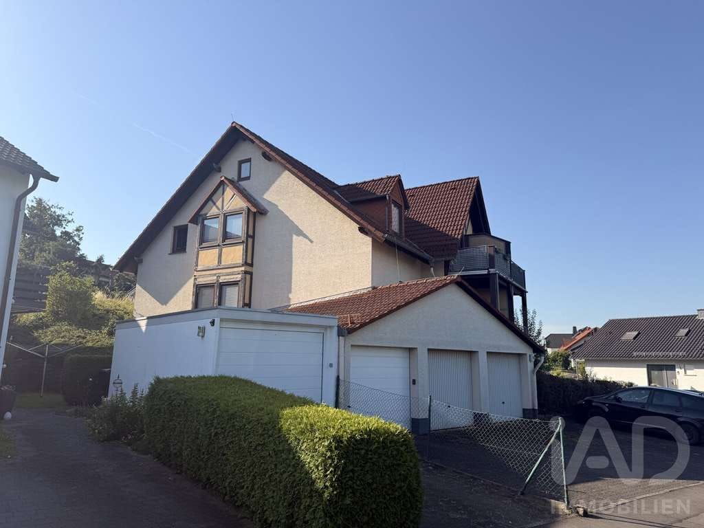 Immobilie in Lohra - Vermietete 3-Zi-DG-Wohnung in Lohra: ca. 75m² Wohnfläche, Süd-Balkon & zwei Stellplätzen - Bild 1