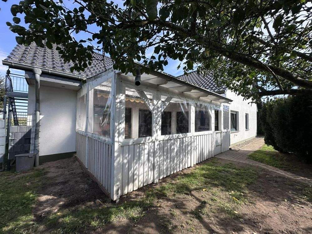 Immobilie in Schloen-Dratow - Einfamilienhaus mit Einliegerwohnung und idyllischem Grundstück in ruhiger Ortsrandlage und Blick auf die umliegenden Felder bis hin zum Torgelower Se - Bild 3