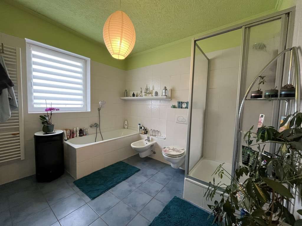 Immobilie in Mallersdorf-Pfaffenberg - Charmantes Zweifamilienhaus mit Laden - Bild 1