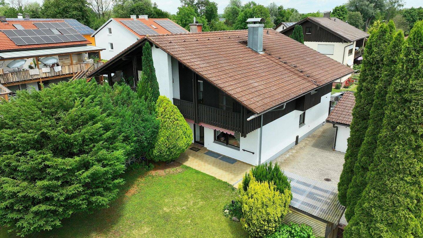 Immobilie in Kraiburg - Einladende Doppelhaushälfte mit Potenzial, großem Garten und Bachzugang - Bild 2