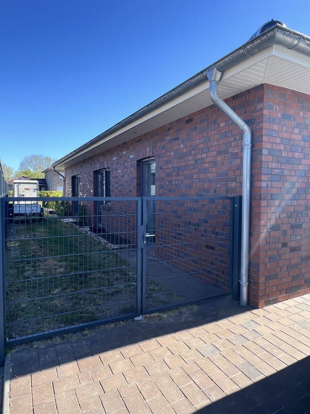 Immobilie in Rhede (Ems) - Moderner  neuer  180m² Bungalow am Wasser mit eigenem Bootsanleger und Nähe zum Spieksee - Bild 2
