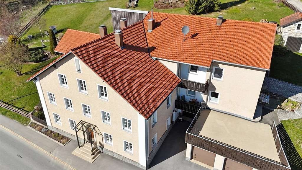 Immobilie in Freyung - Familienanwesen mit idealer Privatsphäre und traumhaftem Garten in 94078 Freyung - Bild 2