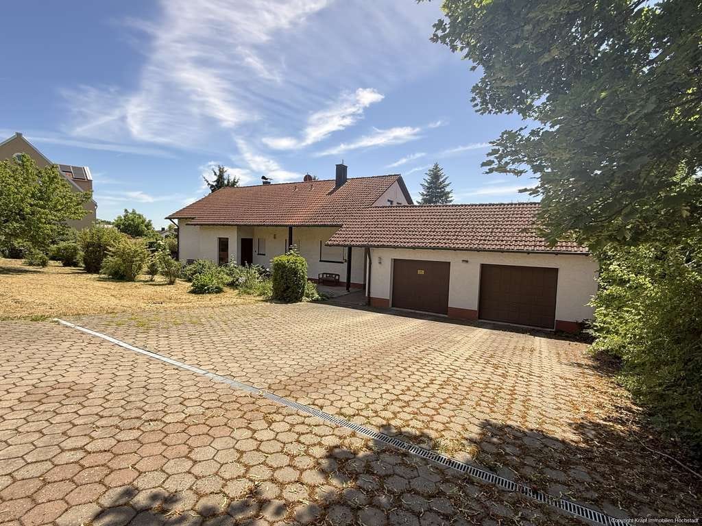 Immobilie in Marloffstein - Großzügiges Ein-Zweifamilienhaus, 2116 m² Grund, 237 m² Wohnfl., Bestlage in Marloffstein - Bild 2