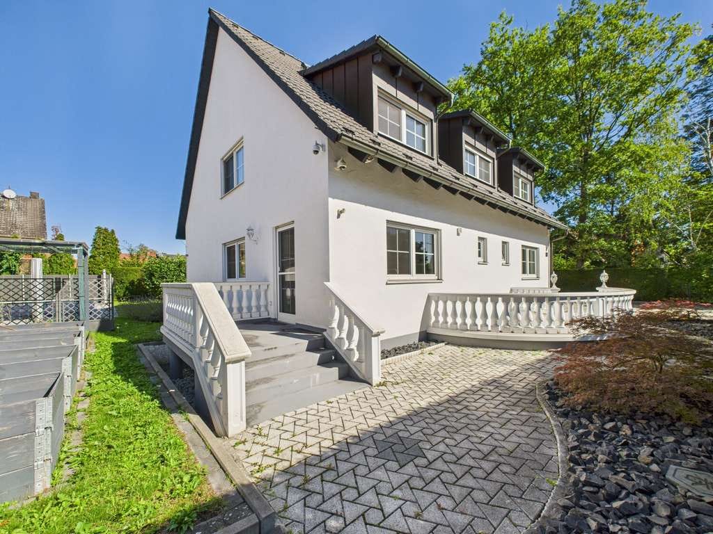 Immobilie in Rednitzhembach - Ein Zuhause zum Verlieben – exklusives Einfamilienhaus mit Pool & Wellness in Rednitzhembach! - Bild 1