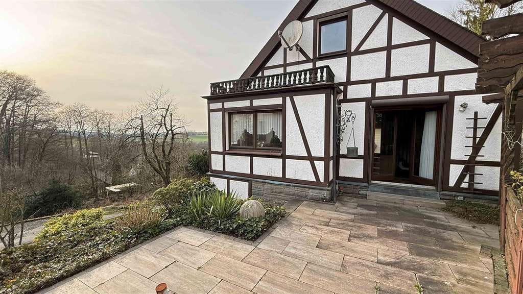 Immobilie in Reichshof - Für 160.000 € sofort einzugsfertig: gemütliches Fachwerkhaus mit großer Terrasse - Bild 0