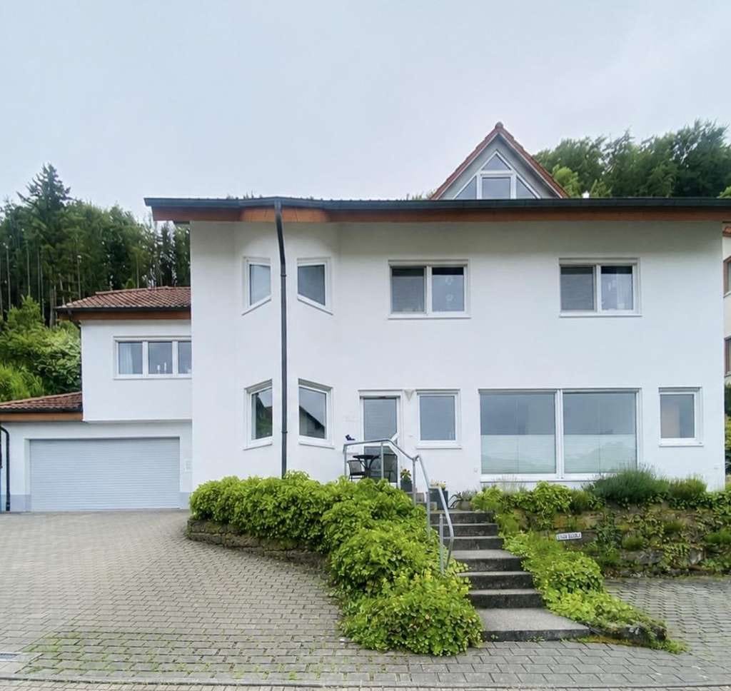 Immobilie in Ingelfingen - Attraktives 3-Familienhaus mit großem Garten und traumhafter Aussicht sowie Doppelgarage - Bild 1