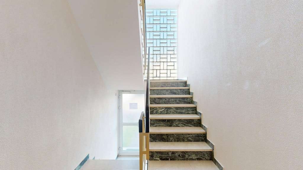 Immobilie in Hagenbach - ~~ GEPFLEGTE DREI ZIMMER WOHNUNG MIT BALKON, KELLERABTEIL, GARAGE UND STELLPLATZ ~~ - Bild 1