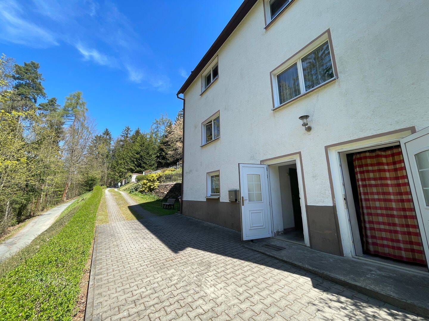 Immobilie in Großolbersdorf - Wohlfühloase im „Grünen“ – Großes teilsaniertes EFH/ZFH mit zwei Garagen, großem Garten und Forstfläche in ruhiger Waldrandlage in Großolbersdorf - Bild 1