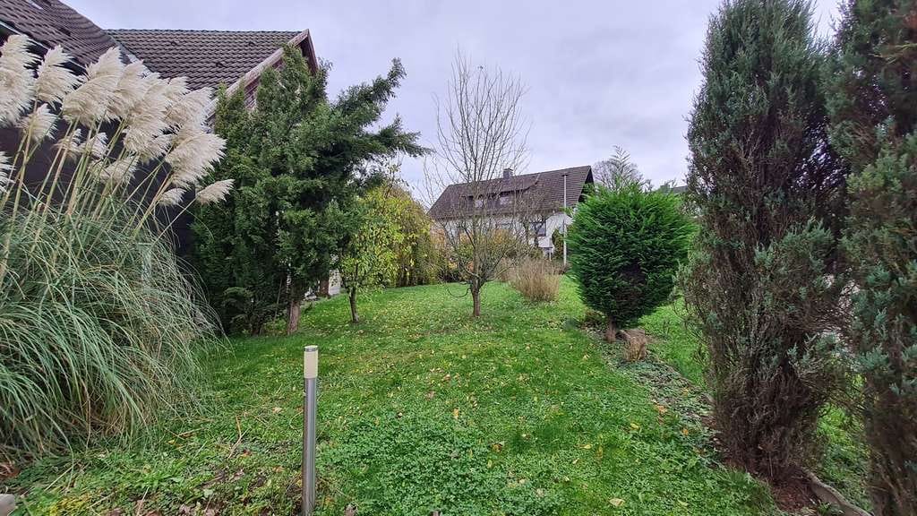 Immobilie in Sprockhövel - Freistehendes Zweifamilienhaus mit viel Platz innen und außen in ruhiger Lage - Bild 1