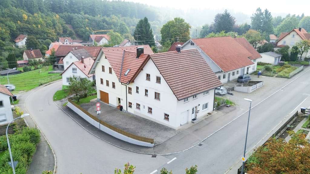 Immobilie in Bad Wurzach - Zwei Wohneinheiten mit vielfältigen Nutzungsmöglichkeiten in Hauerz - Bad Wurzach! - Bild 2