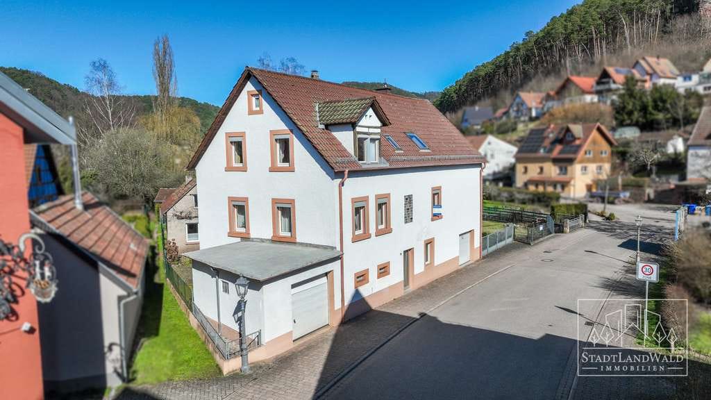 Immobilie in Erfweiler - Großzügiges Einfamilienhaus mit Scheune und Gartenidylle in Erfweiler - Bild 1