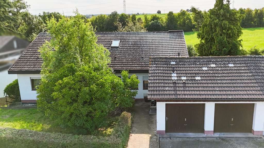 Immobilie in Pliezhausen - Einfamilienhaus mit Einliegerwohnung, Garten & Fernblick in guter Lage von Pliezhausen-Gniebel - Bild 0
