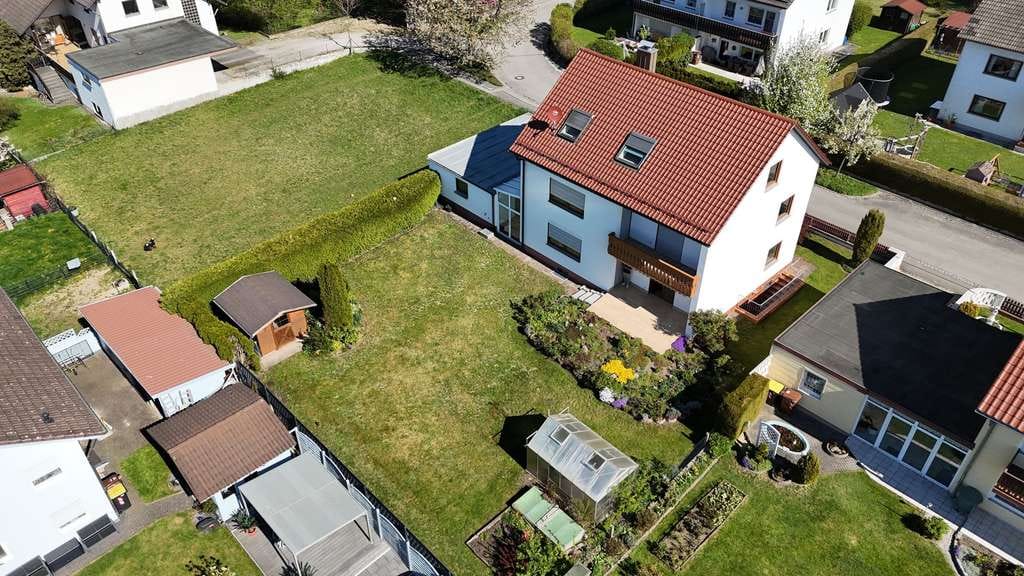 Immobilie in Wehringen - Charmantes Einfamilienhaus mit Einliegerwohnung und viel Platz mit Alpenblick - Bild 3