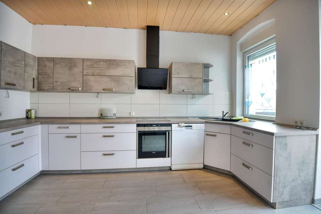 Immobilie in Mannheim - Bezugfsfreie 6 ZKBB mit XL-Panoramaterrasse & Gemeinschaftsgarten | Gepflegtes 2FH mit Garage - Bild 3