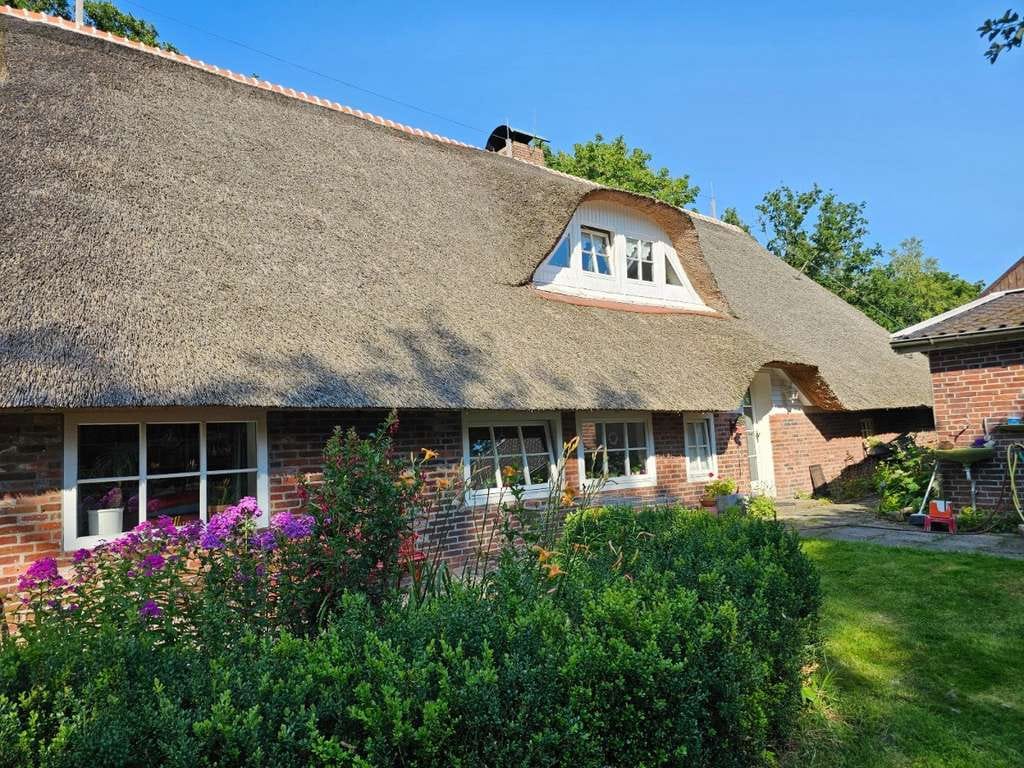 Immobilie in Ovelgönne - Reetdach-Romantik trifft Weitblick – ein Anwesen mit Charakter und Potenzial - Bild 2