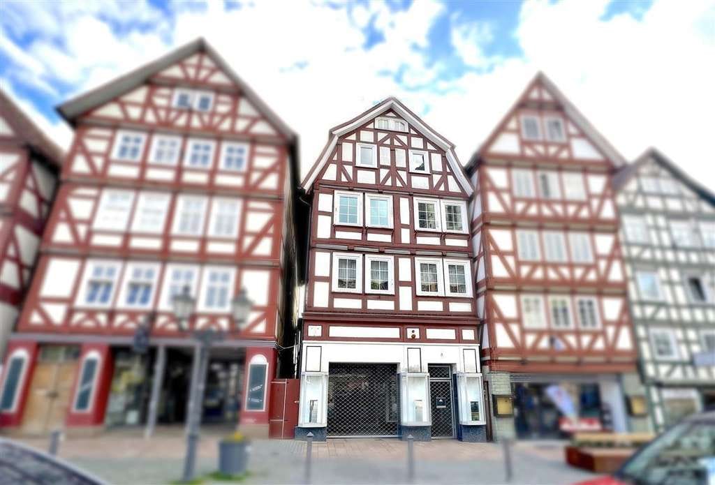 Immobilie in Homberg - 3 Wohnungen oder 5 Apartments: Wohnhaus möbliert, mit Gewerbefläche am Marktplatz in Homberg (Efze)  - Bild 0