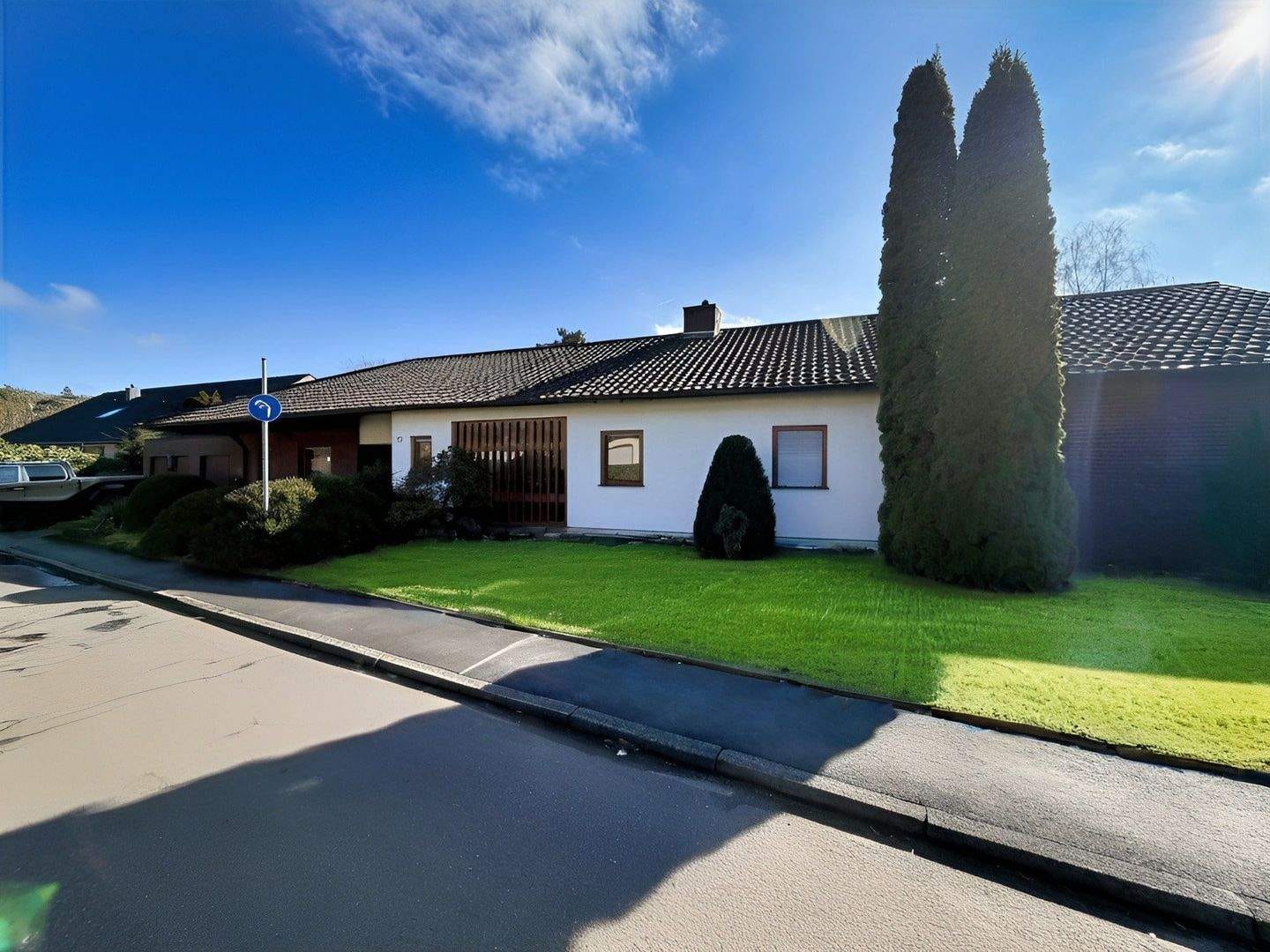 Immobilie in Rheinbreitbach - Stilvolle Villa mit separater Wohneinheit, Wintergarten, Schwimmhalle und großzügigem Grundstück. - Bild 1