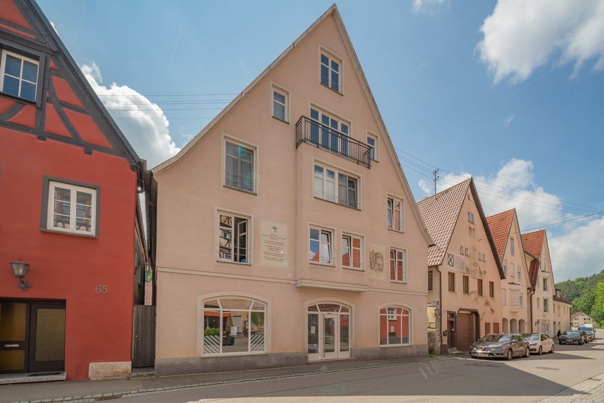Immobilie in Veringenstadt - 6 Familienhaus mit Gewerbe: eine Wohnung selbst  nutzen und fünf vermieten - Bild 0