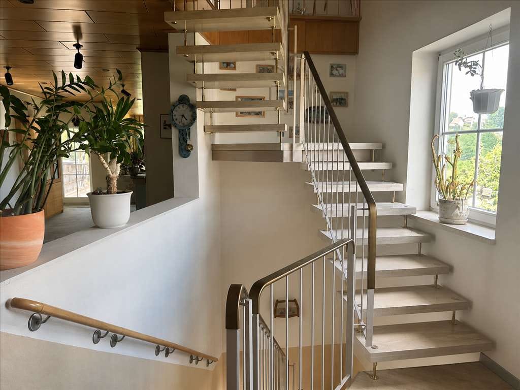 Immobilie in Eisenberg - Maisonettewohnung mit außergewöhnlichem Wohngefühl – Balkon, Kaminofen und viele Sprossenfenster - Bild 3