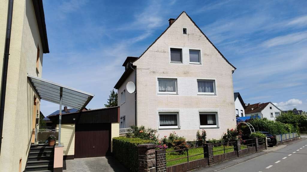 Immobilie in Holzminden - Zentrumnahes Mehrfamilienhaus mit Gartenidylle und sonniger Terrasse in Holzminden - Bild 1