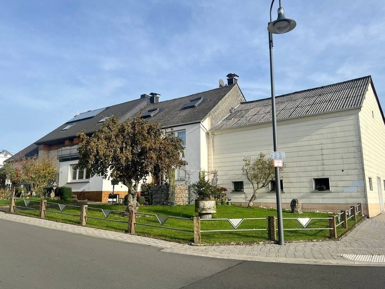 Immobilie in Arzfeld - Großzügiges Einfamilienhaus mit viel Potenzial in Arzfeld zu verkaufen - Bild 1