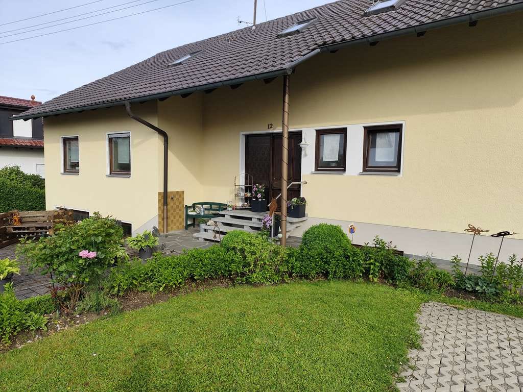 Immobilie in Burtenbach - Einfamilienhaus mit Einliegerwohnung mit Garten und Garage in ruhiger Lage – Kemnat. Provisionsfrei. - Bild 1