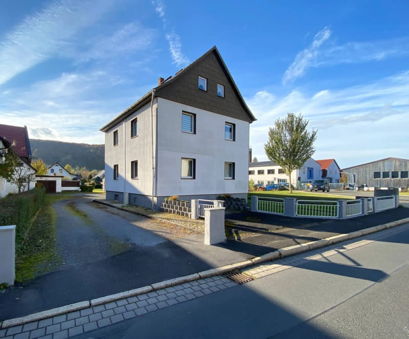 Immobilie in Meiningen - UNTERMASSFELD: 1 Einfamilienhaus + 2 Wohnungen + 1 Bauplatz zum VERKAUF - Bild 0