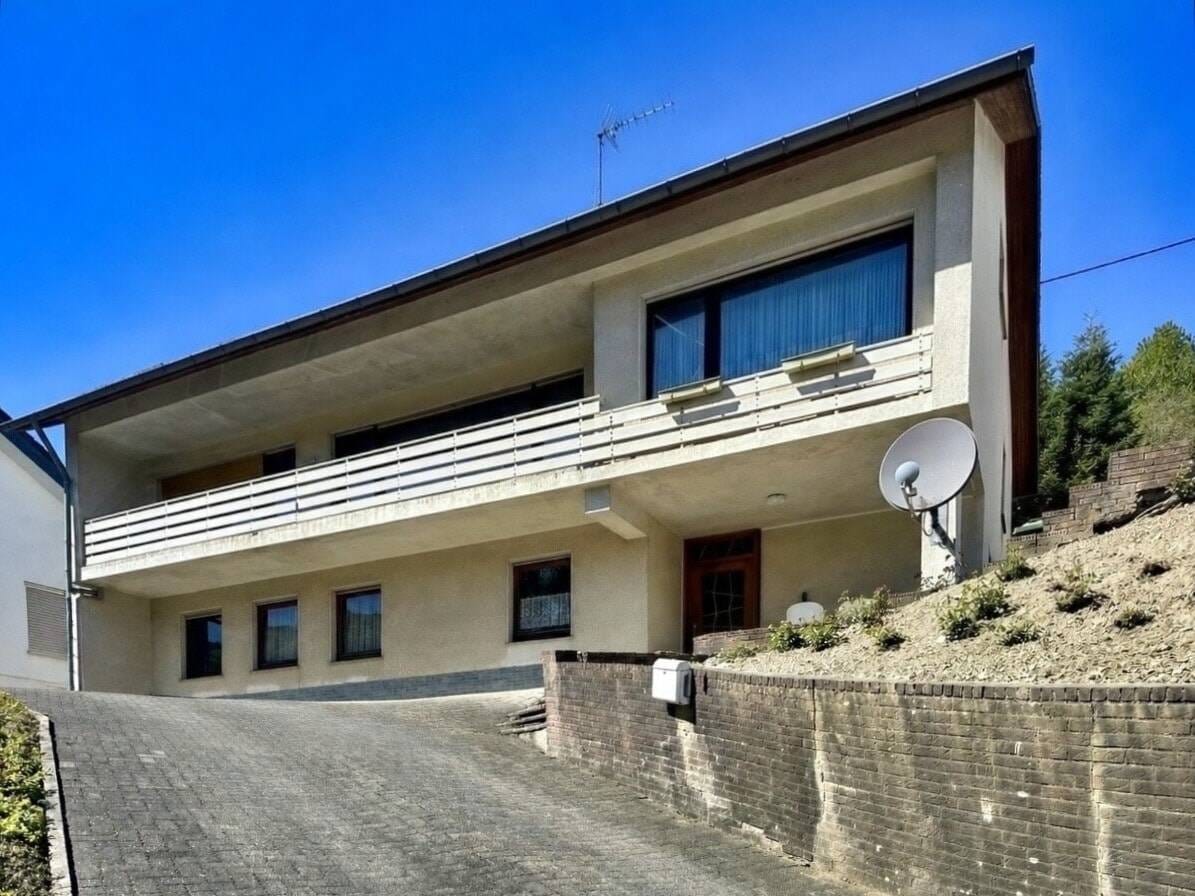 Immobilie in Lennestadt - Wohnen wo andere Urlaub machen ! Einfamilienhaus mit Einliegerwohnung in Lennestadt-Saalhausen - Bild 0