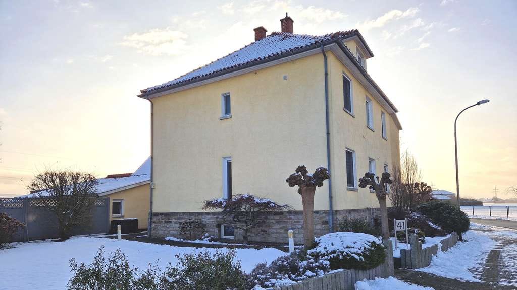 Immobilie in Nienstädt - modernisiertes Zweifamilienhaus mit großem Grundstück in Meinefeld - Bild 1