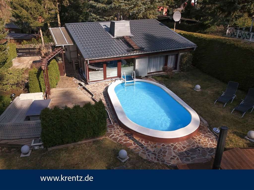 Immobilie in Schwielowsee - Urlaubsgefühl das ganze Jahr: Traumhafter Bungalow mit Pool und Gartenparadies - Bild 0