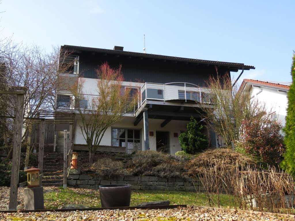 Immobilie in Hunderdorf - Einfamilien-Landhaus mit ELW in absolut ruhiger Ortsrandlage zw. Bogen und St. Englmar - Bild 1