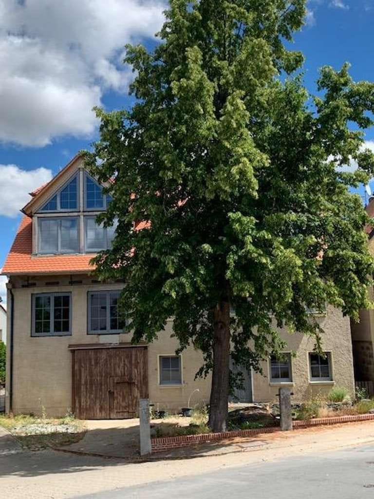 Immobilie in Cadolzburg - Ideal für Kreative ... 
Stattliches Wohnhaus mit Gestaltungspotenzial und Innenhof  - Bild 0