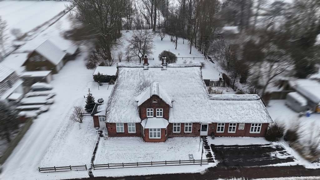 Immobilie in Hemme - Charaktervolles Wohn- und Geschäftshaus unter Reet mit großem Grundstück und viel Potential in Hemme - Bild 1