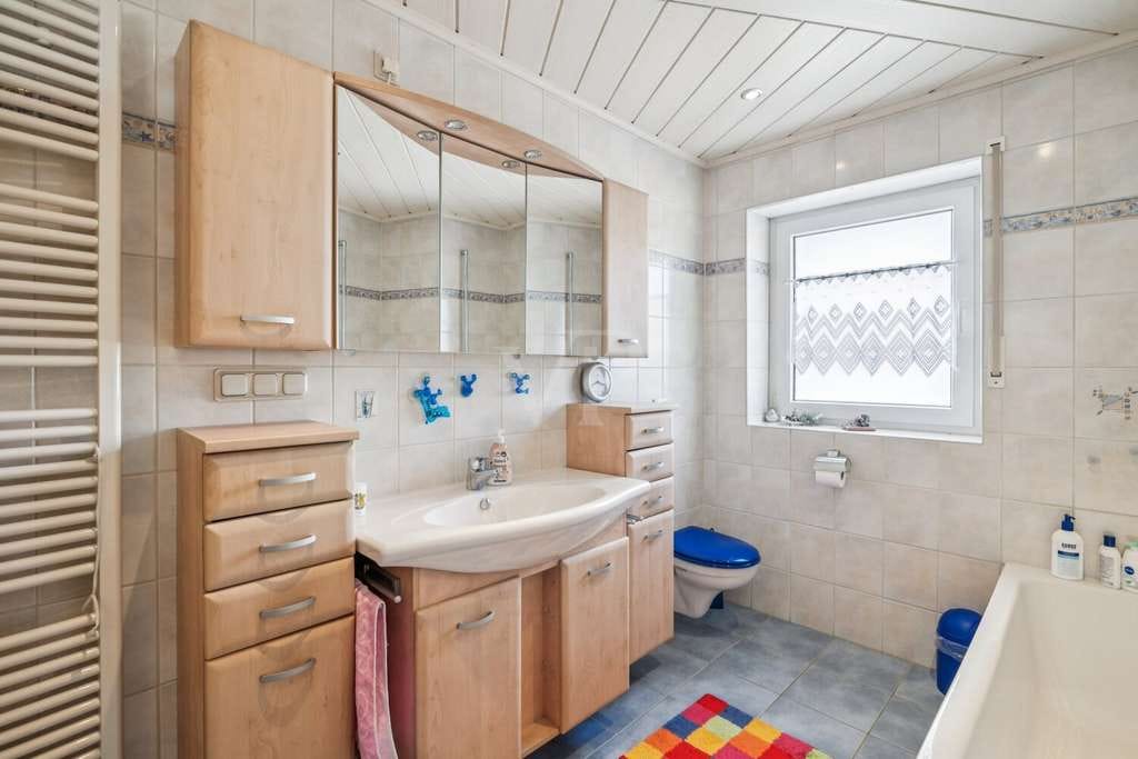 Immobilie in Mauschbach - Ehemaliger Bauernhof mit großem Wohnhaus, vielseitigen Nebengebäuden und großzügigem Grundstück - Bild 4