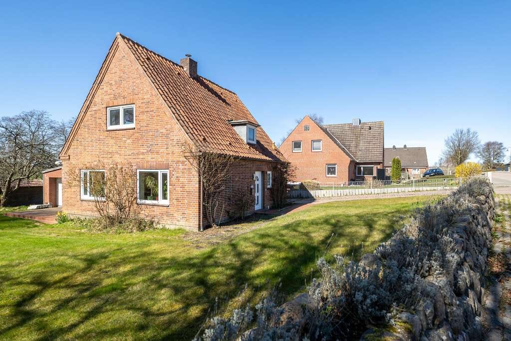 Immobilie in Steinberg - Wohnen, wo das Meer zum Alltag gehört - Solides, modernisiertes Haus auf großem Grundstück - Bild 1