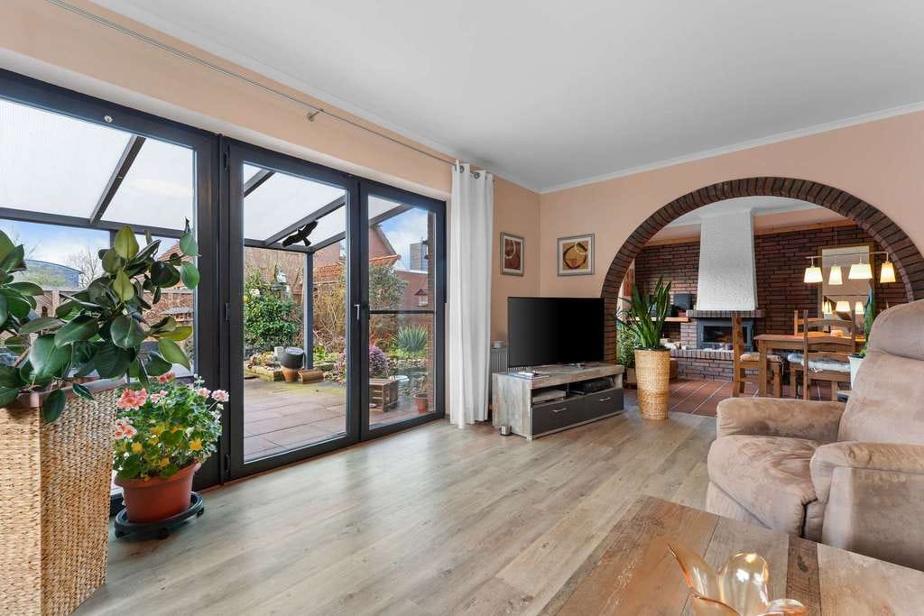 Immobilie in Wiefelstede - Familientraum mit Perspektive: Großzügiges Einfamilienhaus plus rentable Einliegerwohnung - Bild 1