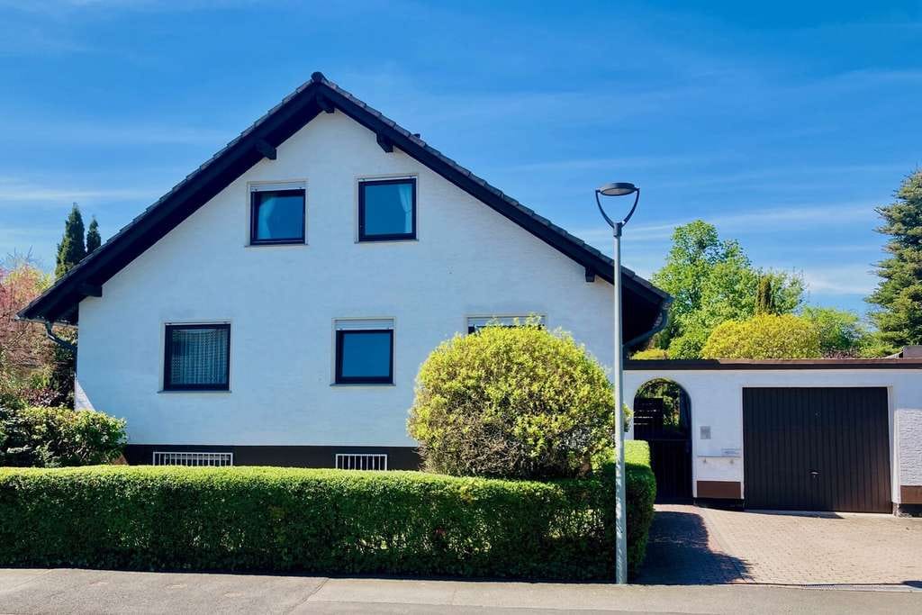 Immobilie in Eschwege - Freistehendes Einfamilienhaus in Bestlage von Eschwege – ruhig gelegen mit Wintergarten - Bild 1